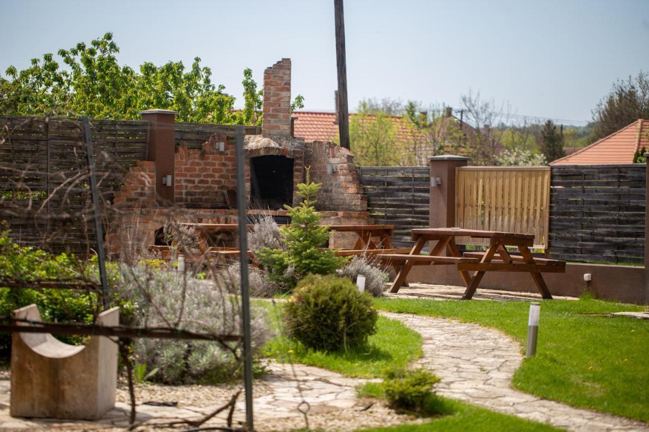 Bed and Breakfast Petreny Borpanzio Egerszalók Exteriér fotografie